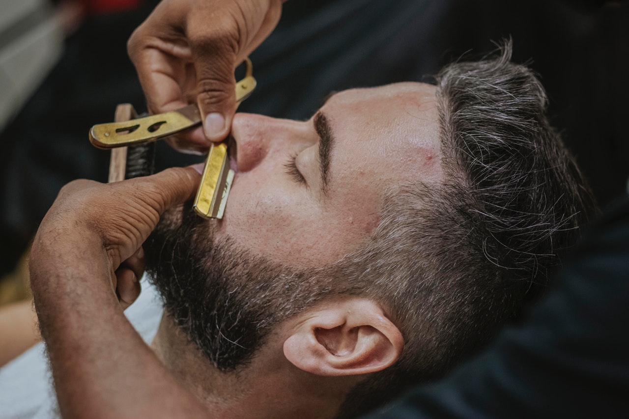 beard trim performed at dasit barbershop with straight razor 
